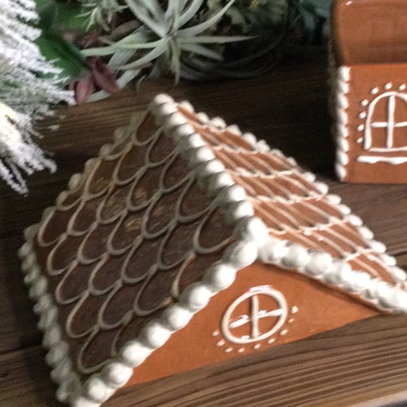 Pottery Barn Whimsical Lidded Holiday Gingerbread House Stoneware Cookie Jar BN - Picture 13 of 16